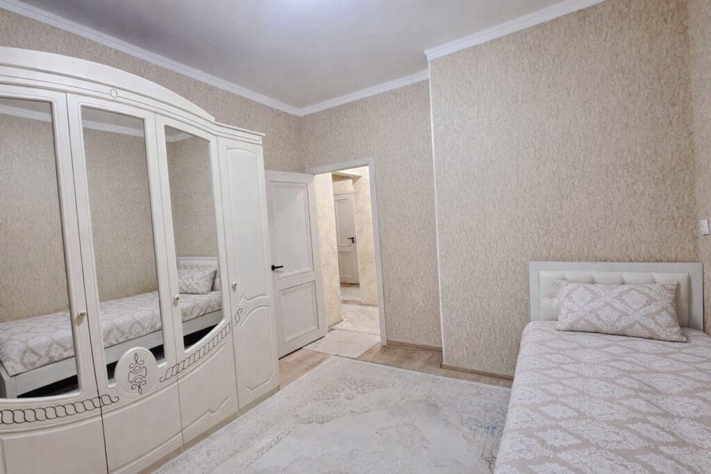 Продаю 3 комнатную квартиру, мкр. Аламедин 1, этаж 4/9, не угловая, серия 106, с ремонтом, 70м2, цена; 118000$