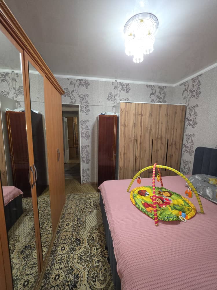 Продаю 2 комн. квартиру в мкр. Аламедин 1, этаж 3/5, не угловая, серия 105, цена: 77500$