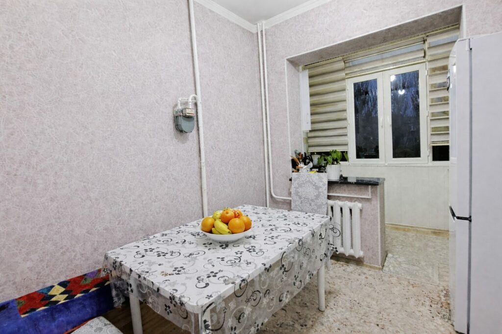 Продаю 3 комнатную квартиру, мкр. Аламедин 1, этаж 4/9, не угловая, серия 106, с ремонтом, 70м2, цена; 118000$