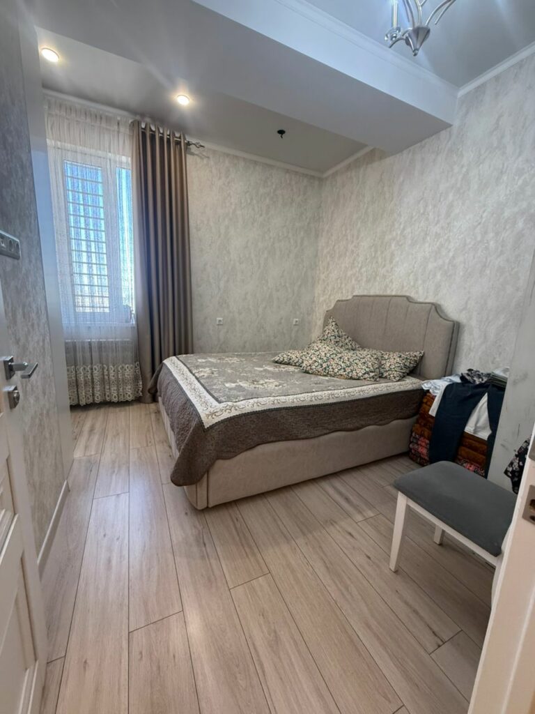 Продаю 3 комн. квартиру, мкр.Аламедин 1, начало. Этаж.8/10, площадь 86м2, всё центральное,СВЕЖИЙ РЕМОНТ!Техпаспортесть! Цена: 126000$