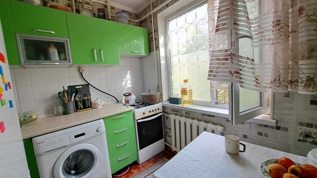 Продаю 2 комн. кварт, ТЦ ТААТАН, Кольбаева, этаж 1/4, не угловая, серия 104, площадь 49м2, цена: 73000$