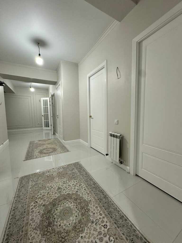 Продаю 3 комн. квартиру, мкр. Аламедин 1 по Салиевой, этаж 3/9, СВЕЖИЙ РЕМОНТ! 110м2, цена: 1380$ /м2, цена: 152000$