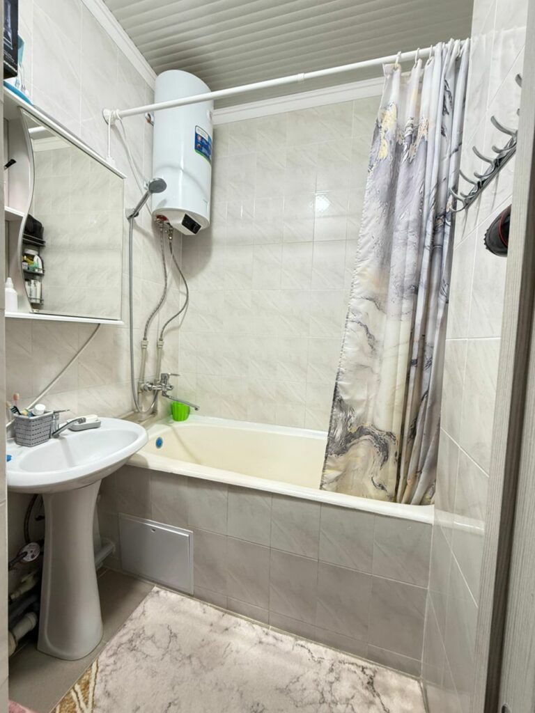 Продаю 3 комнатную квартиру, мкр. Аламедин 1, этаж 4/9, не угловая, серия 106, с ремонтом, 70м2, цена; 118000$