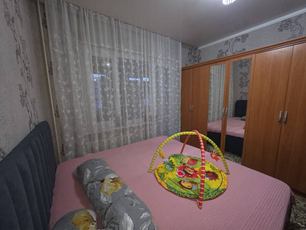 Продаю 2 комн. квартиру в мкр. Аламедин 1, этаж 3/5, не угловая, серия 105, цена: 77500$