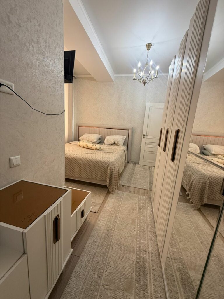 Продаю 3 комн. квартиру, мкр.Аламедин 1, начало. Этаж.8/10, площадь 86м2, всё центральное,СВЕЖИЙ РЕМОНТ!Техпаспортесть! Цена: 126000$