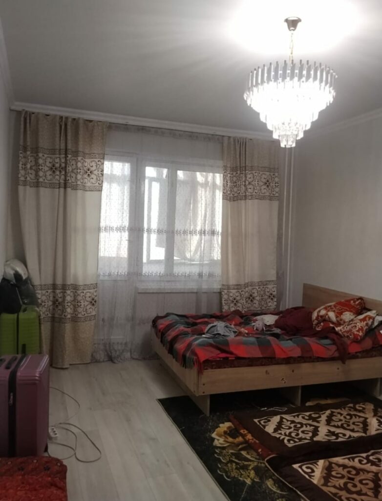 Продаю 1 комнатную квартиру, мкр. Аламедин1, этаж 4/5, серия 105,площадь 35м2+лоджия, цена: 60000$