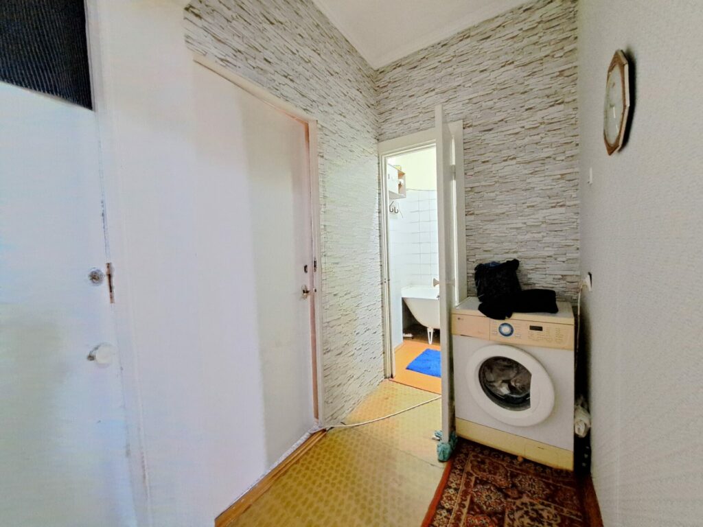 Продаю 3 комн. квартиру, мкр. Аламедин1, этаж 9/9, угловая, Старый ремонт, Цена; 88000$