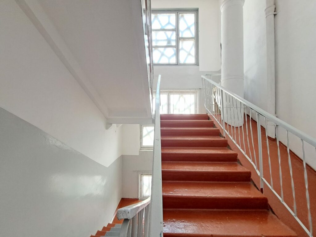 Продаю 3 комн. квартиру мкр. Аламедин 1, этаж 9/9, старый ремонт, цена; 84000$