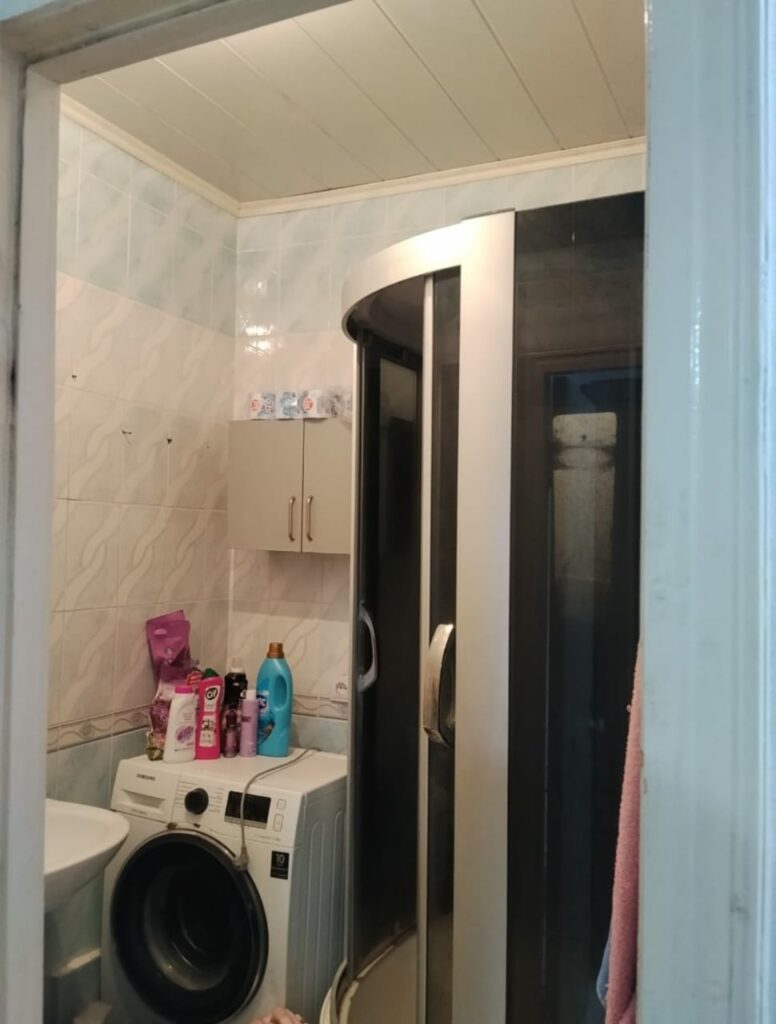 Продаю 1 комнатную квартиру, мкр. Аламедин1, этаж 4/5, серия 105,площадь 35м2+лоджия, цена: 60000$