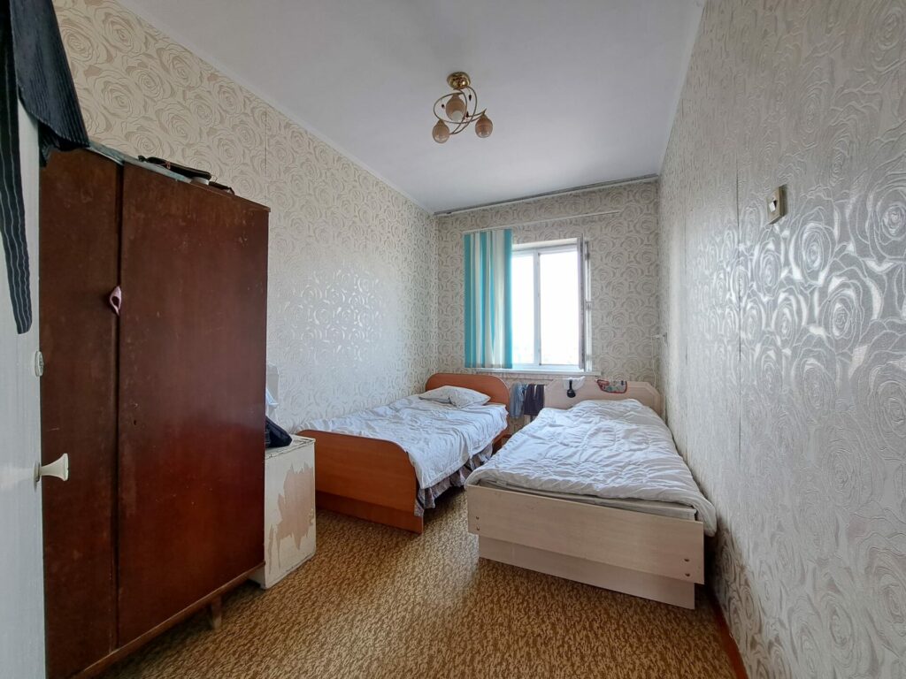 Продаю 3 комн. квартиру, мкр. Аламедин1, этаж 9/9, угловая, Старый ремонт, Цена; 88000$