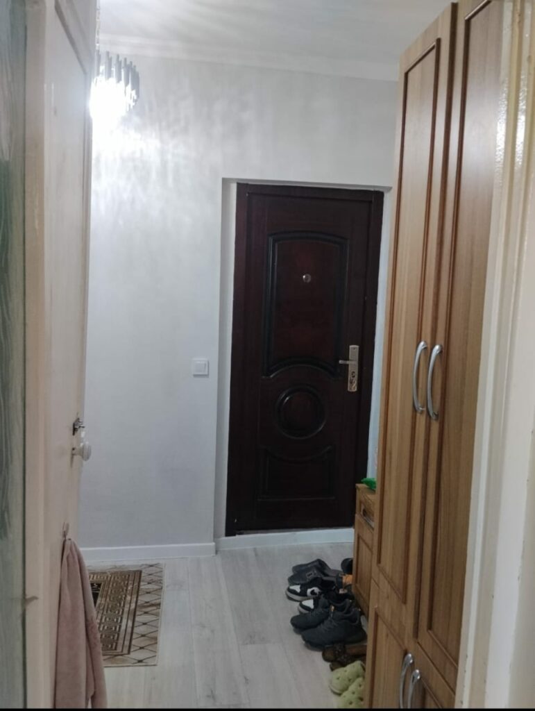 Продаю 1 комнатную квартиру, мкр. Аламедин1, этаж 4/5, серия 105,площадь 35м2+лоджия, цена: 60000$