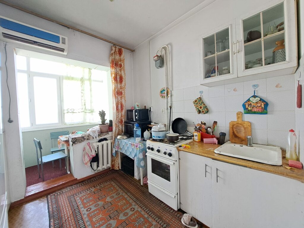 Продаю 3 комн. квартиру, мкр. Аламедин1, этаж 9/9, угловая, Старый ремонт, Цена; 88000$