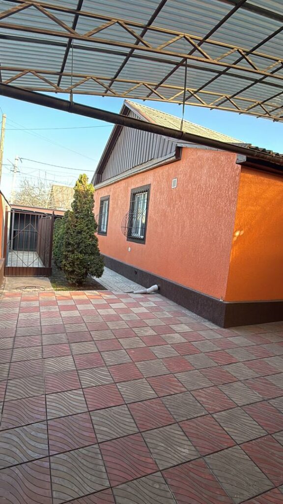 Продаю Дом, Лебединовка, ориентир кафе "Дияр", Участок 8 соток, правильной формы! Дом Кирпичный 81м2 + баня. Цена: 247000$