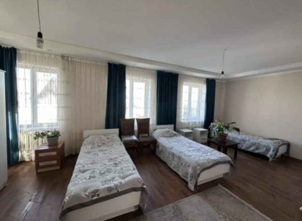Продаю Кирпичный Дом, Чуй-Ауэзова, мкр. Учкун, Участок 3,2 сотки, КРАСНАЯ КНИГА, Дом 150м2, 5 комнат + кухня, с ремонтом, цена: 158000$