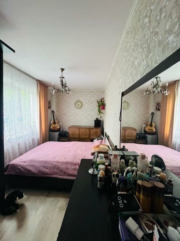 Продаю 3 комн. квартиру. мкр. Аламедин1, начало,серия 104, этаж 3/4, с ремонтом, 58м2 +лоджия, цена: 88000$