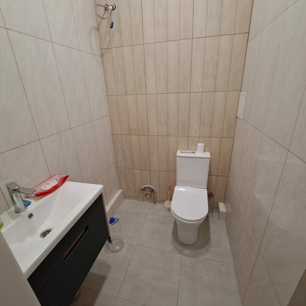 Продаю 3 комнатную квартиру в мкр. Аламедин 1, Площадь 80м2, Свежий ремонт, этаж 1/5, не угловая, Техпаспорт есть! Цена: 125000$