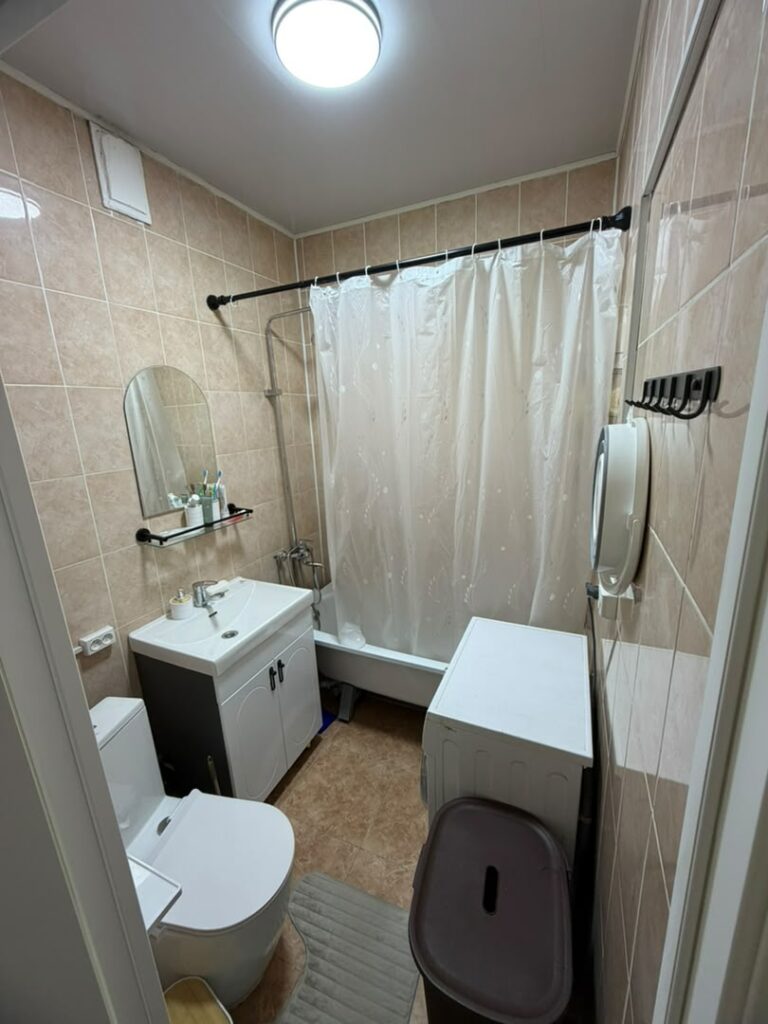 Продаю 2 комн. квартиру, Чуй/Ауэзова, мкр. Учкун, этаж 5/5, с ремонтом, площадь 47,7м2 + 2 лоджии, техпаспорт есть, цена: 65000$