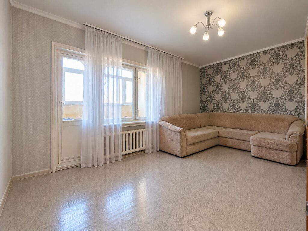 Продаю 3 комн. квартиру в мкр. Аламедин1, этаж 1/9, серия 106, старый ремонт, цена: 100000$