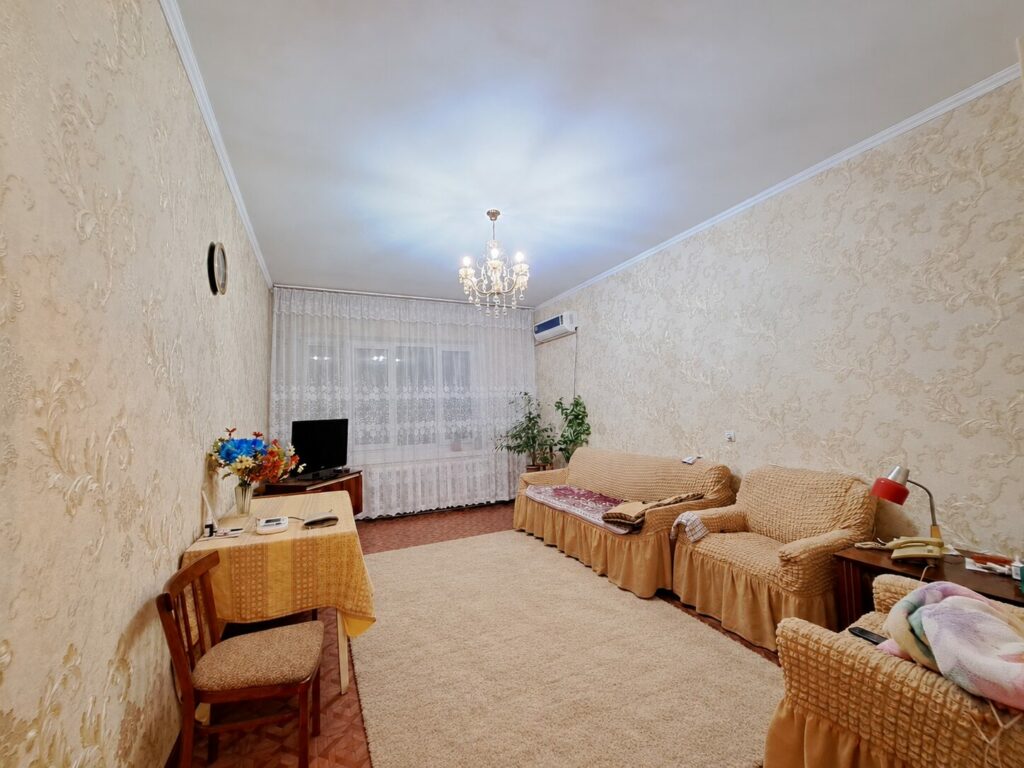 Продаю 2 комн. квартиру в мкр. Аламедин 1, этаж 1/5, площадь 50м2 + лоджия, серия 105, в нормальном состоянии, цена:88000$