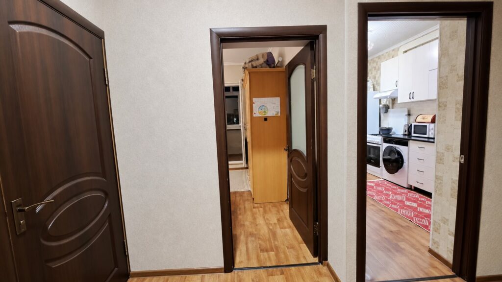 Продаю 2 комнатную квартиру в мкр. Аламедин 1, этаж 5/5, не угловая, 53м2, с ремонтом, с мебелью и техникой,кухня увеличена, цена: 83000$