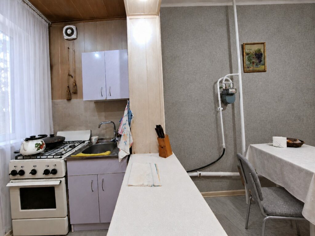 Продаю 3 комн. квартиру в мкр. Аламедин1, этаж 1/9, серия 106, старый ремонт, цена: 100000$