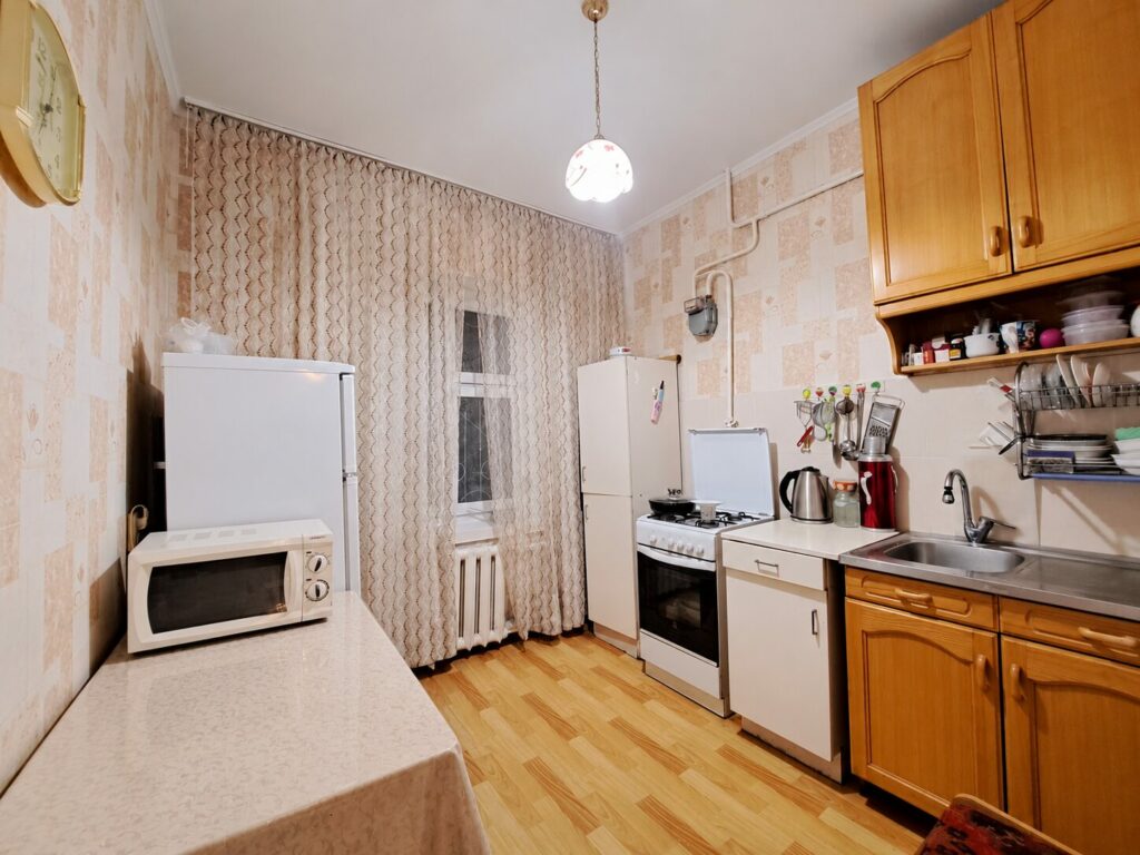 Продаю 2 комн. квартиру в мкр. Аламедин 1, этаж 1/5, площадь 50м2 + лоджия, серия 105, в нормальном состоянии, цена:88000$