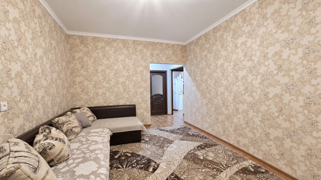 Продаю 2 комнатную квартиру в мкр. Аламедин 1, этаж 5/5, не угловая, 53м2, с ремонтом, с мебелью и техникой,кухня увеличена, цена: 83000$