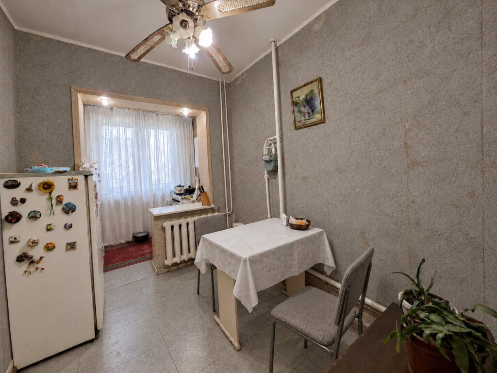 Продаю 3 комн. квартиру в мкр. Аламедин1, этаж 1/9, серия 106, старый ремонт, цена: 100000$