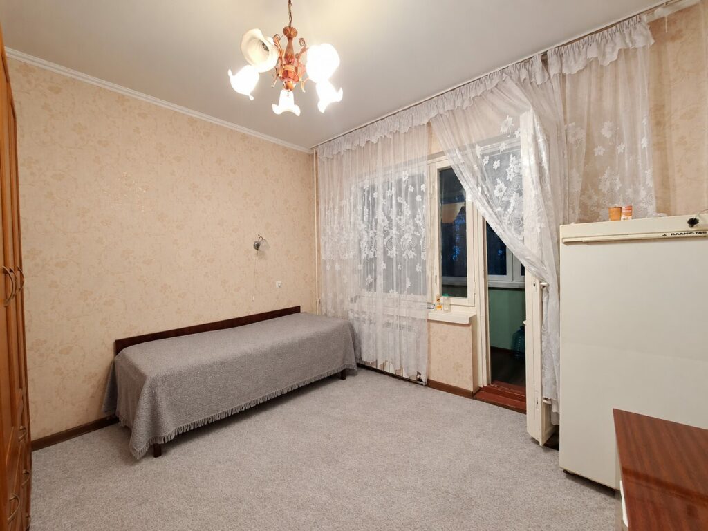 Продаю 2 комн. квартиру в мкр. Аламедин 1, этаж 1/5, площадь 50м2 + лоджия, серия 105, в нормальном состоянии, цена:88000$