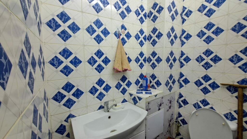 Продаю 2 комн. квартиру в мкр. Аламедин 1, этаж 1/5, не угловая, 53м2, В хорошем состоянии, цена: 86500$