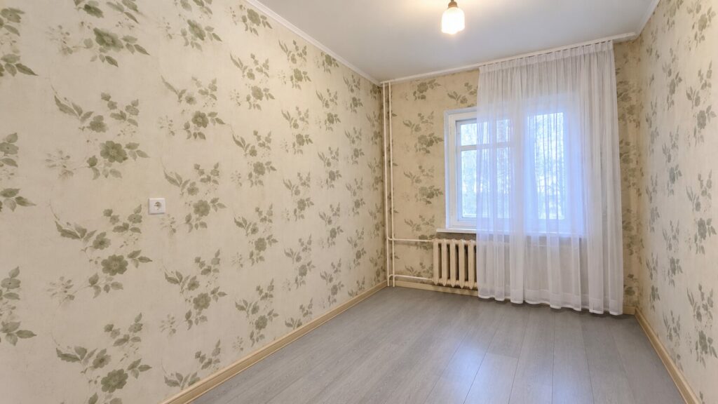 Продаю 3 комн. квартиру в мкр. Аламедин1, этаж 1/9, серия 106, старый ремонт, цена: 100000$