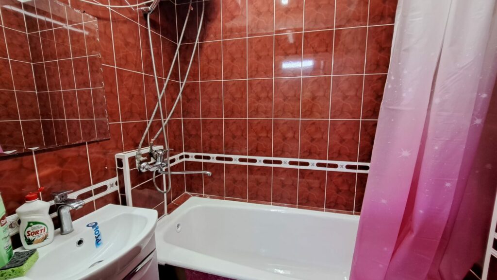 Продаю 2 комн. квартиру в мкр. Аламедин 1, этаж 1/5, не угловая, 53м2, В хорошем состоянии, цена: 86500$