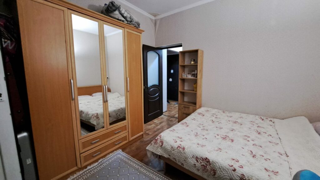 Продаю 2 комнатную квартиру в мкр. Аламедин 1, этаж 5/5, не угловая, 53м2, с ремонтом, с мебелью и техникой,кухня увеличена, цена: 83000$