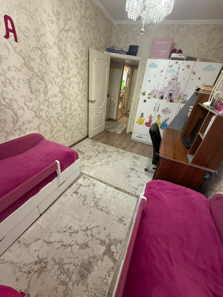 Продаю 3 комн. квартиру в мкр. Аламедин1, этаж 1/5, серия 105, цена: 100000$