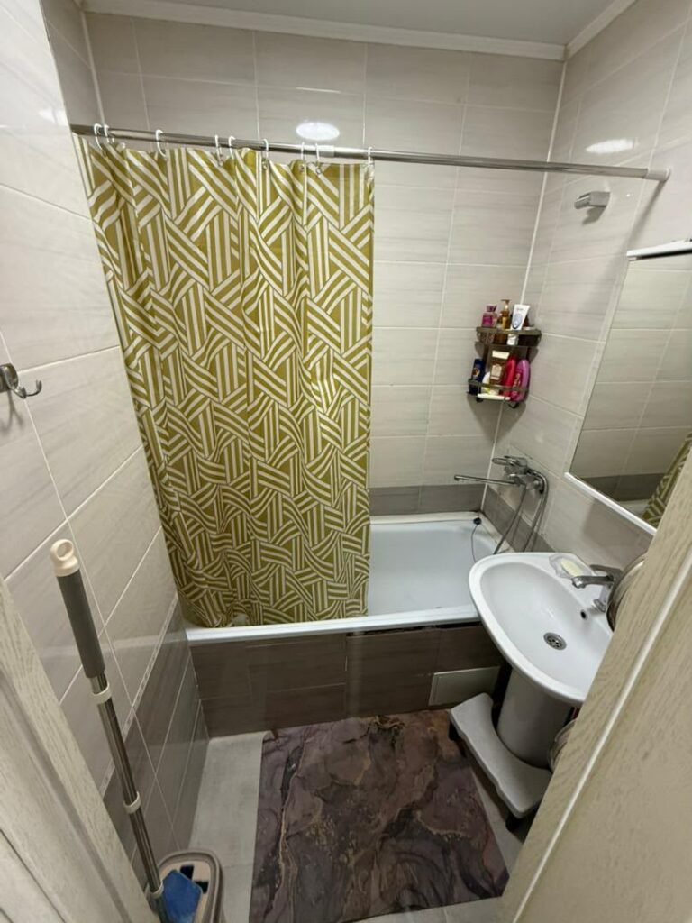 Продаю 3 комн. квартиру в мкр. Аламедин1, этаж 1/5, серия 105, цена: 100000$